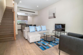 2-Level Apt with 3 Beds 3 Baths & Free Parking in Waterloo, Sydney